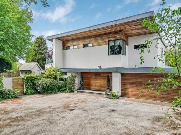 5 bed Detached for sale