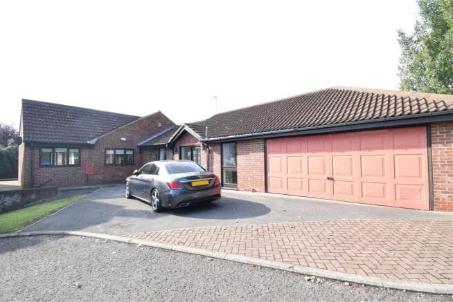 5 bed Detached Bungalow to rent in wakefield