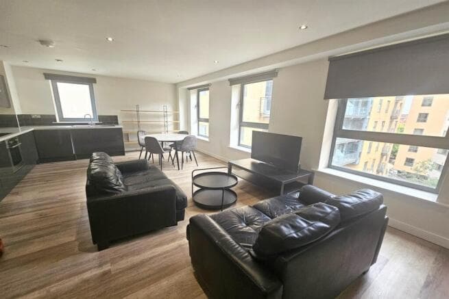 4 bed Apartment to rent