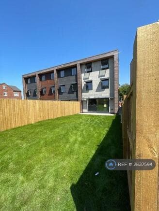 4 bed Semi-Detached to rent