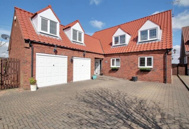 5 bed Detached for sale