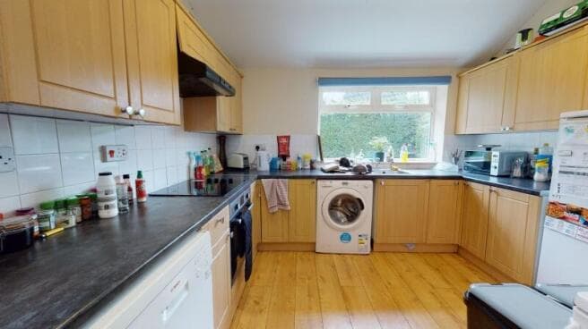 5 bed Semi-Detached to rent in leeds
