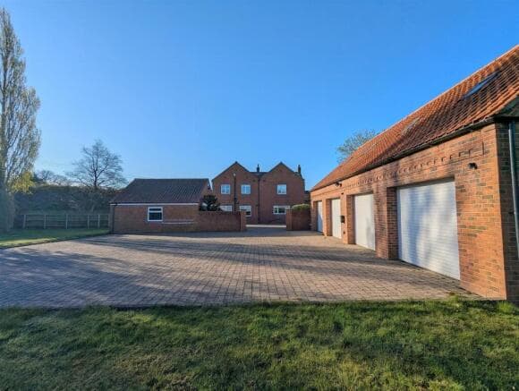 5 bed Detached for sale