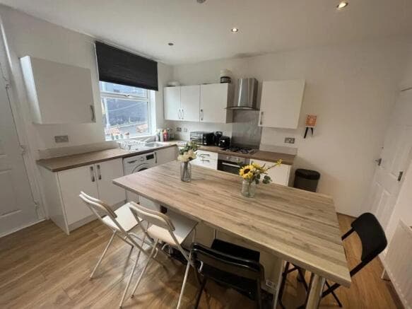 4 bed Terraced to rent in leeds