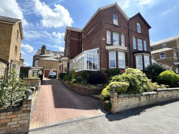 5 bed Semi-Detached for sale in scarborough
