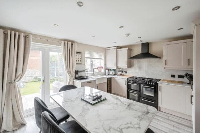 4 bed Detached for sale