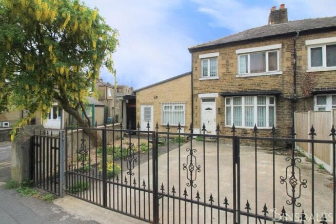 4 bed Detached for sale in bradford