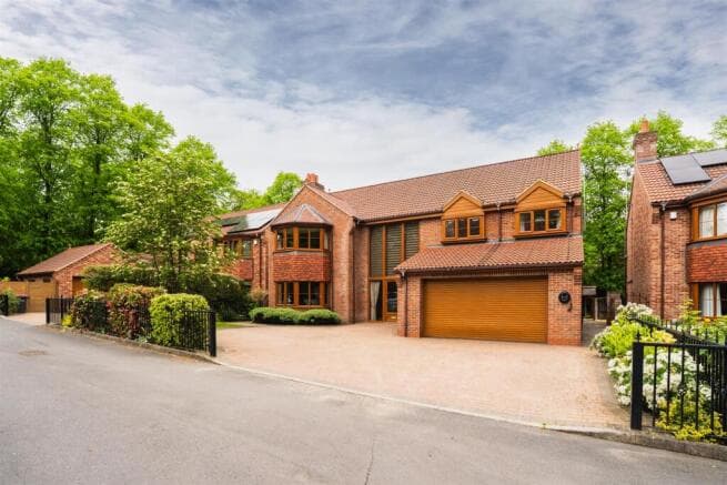 5 bed Detached for sale