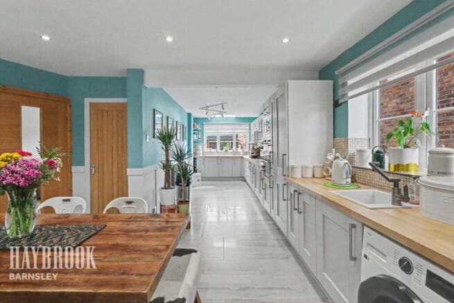 4 bed Detached for sale