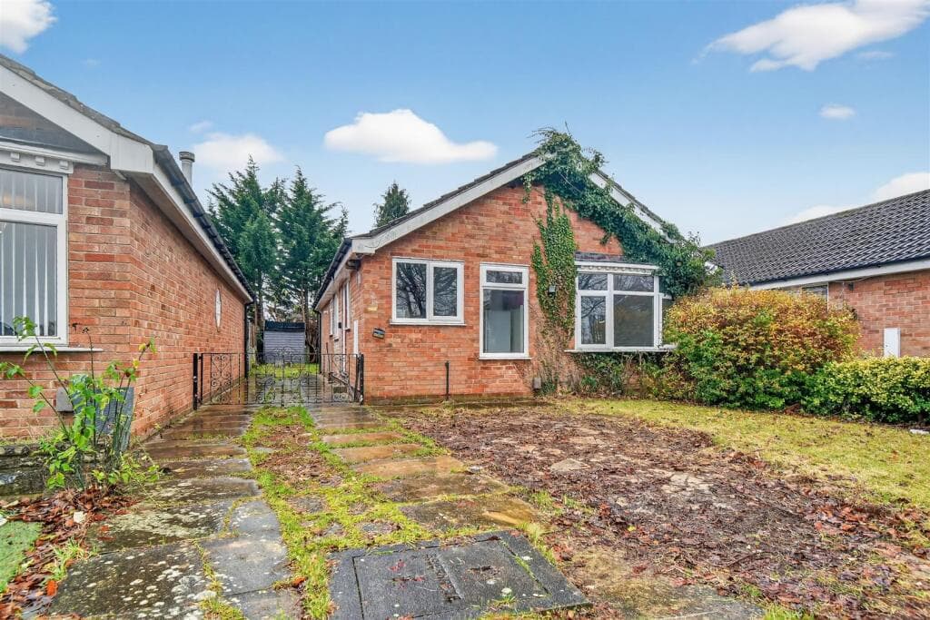 2 bedroom detached bungalow for sale in Orrin Close, York, YO24 - Detached House in york