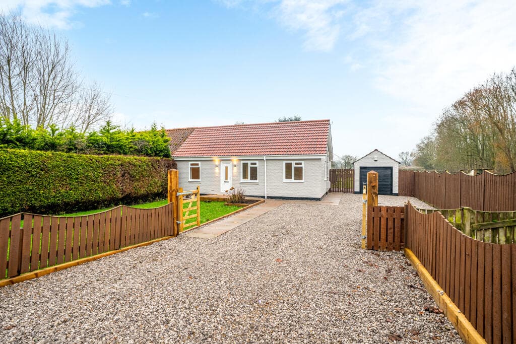 2 bedroom semi-detached bungalow for sale in Murton Way, Murton, York, YO19 5UJ, YO19 - Detached House in york