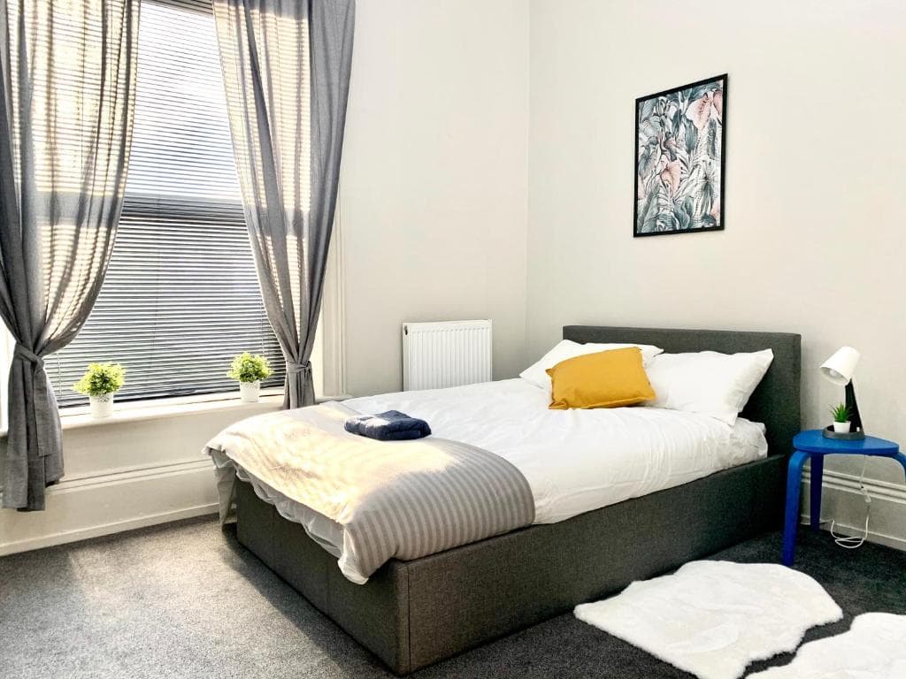 Accommodation at Free, large CAR PARK apartment in wakefield