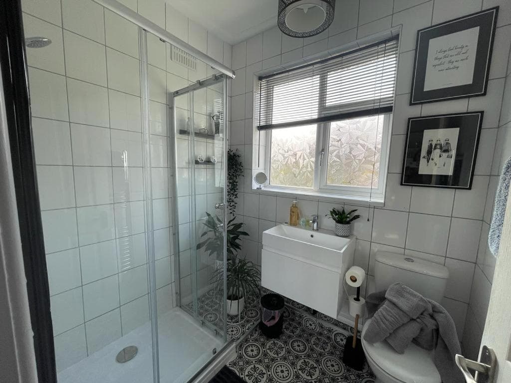 Lovley 2 Bedroom house with free parking