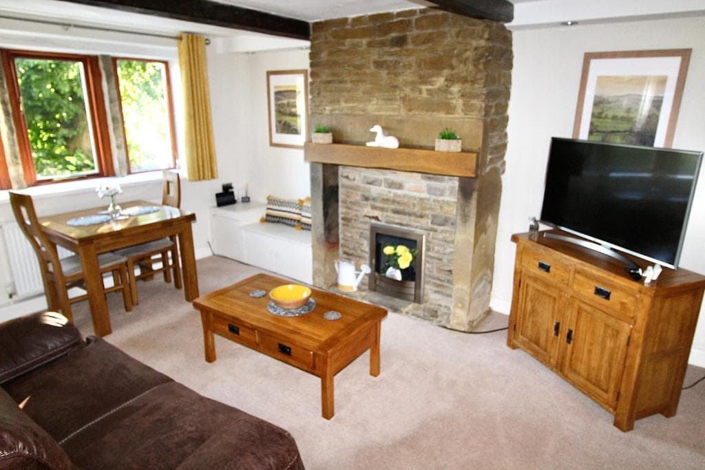 Accommodation at Greendale Cottage - scenery and walks on doorstep in south crosland