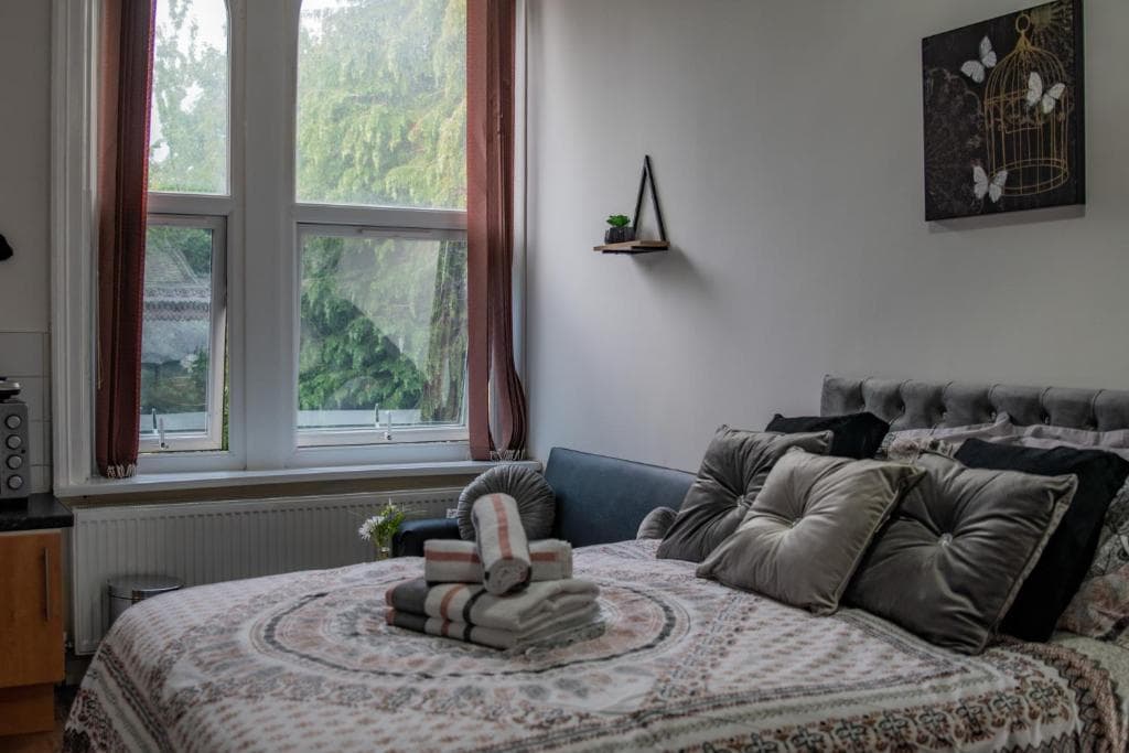 Accommodation at Bv Comfy Studio At Maningham Lane Bradford in bradford