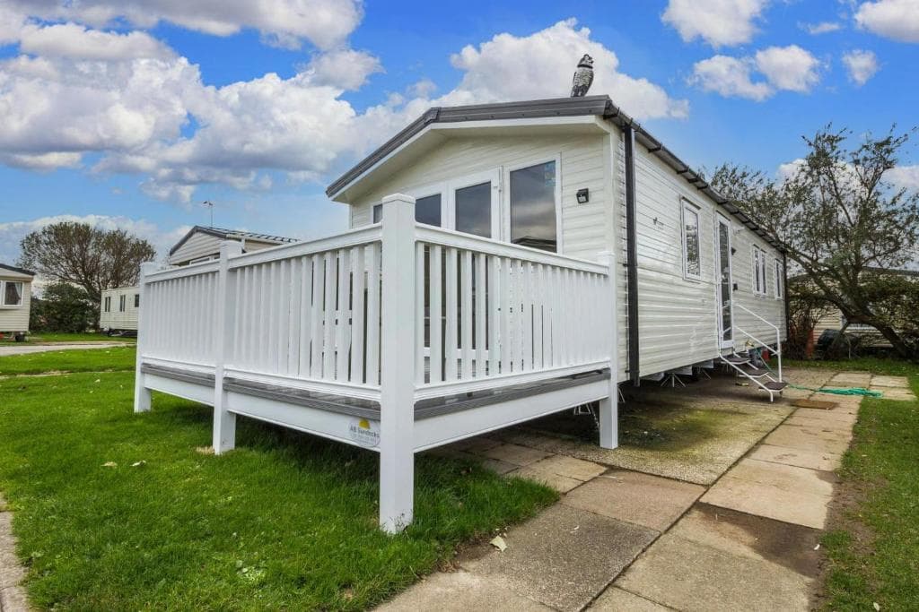 Beautiful 8 berth caravan with decking