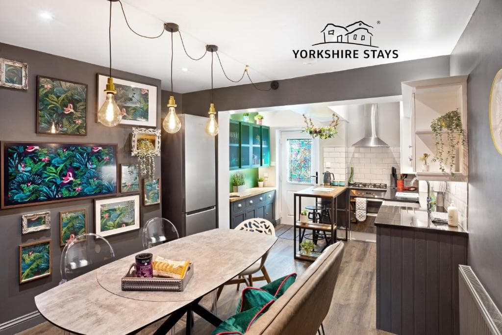 Accommodation at Stunning 4Bed Townhouse by HIC & Trendy Kings Quarter! in harrogate