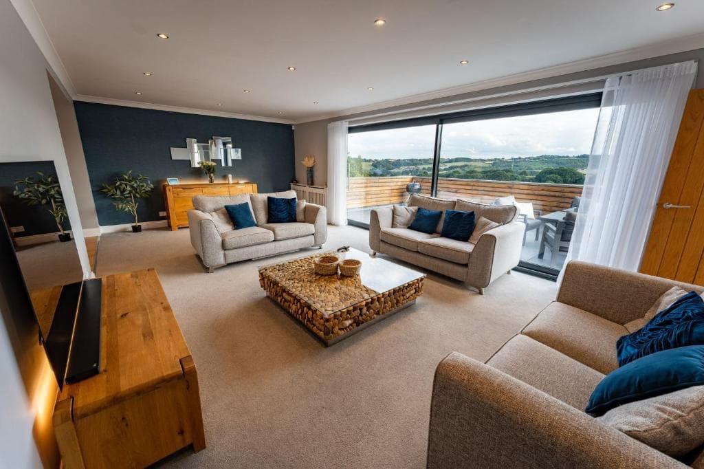 Accommodation at Luxury 4 Bedroom Home with Panoramic Views in thornhill