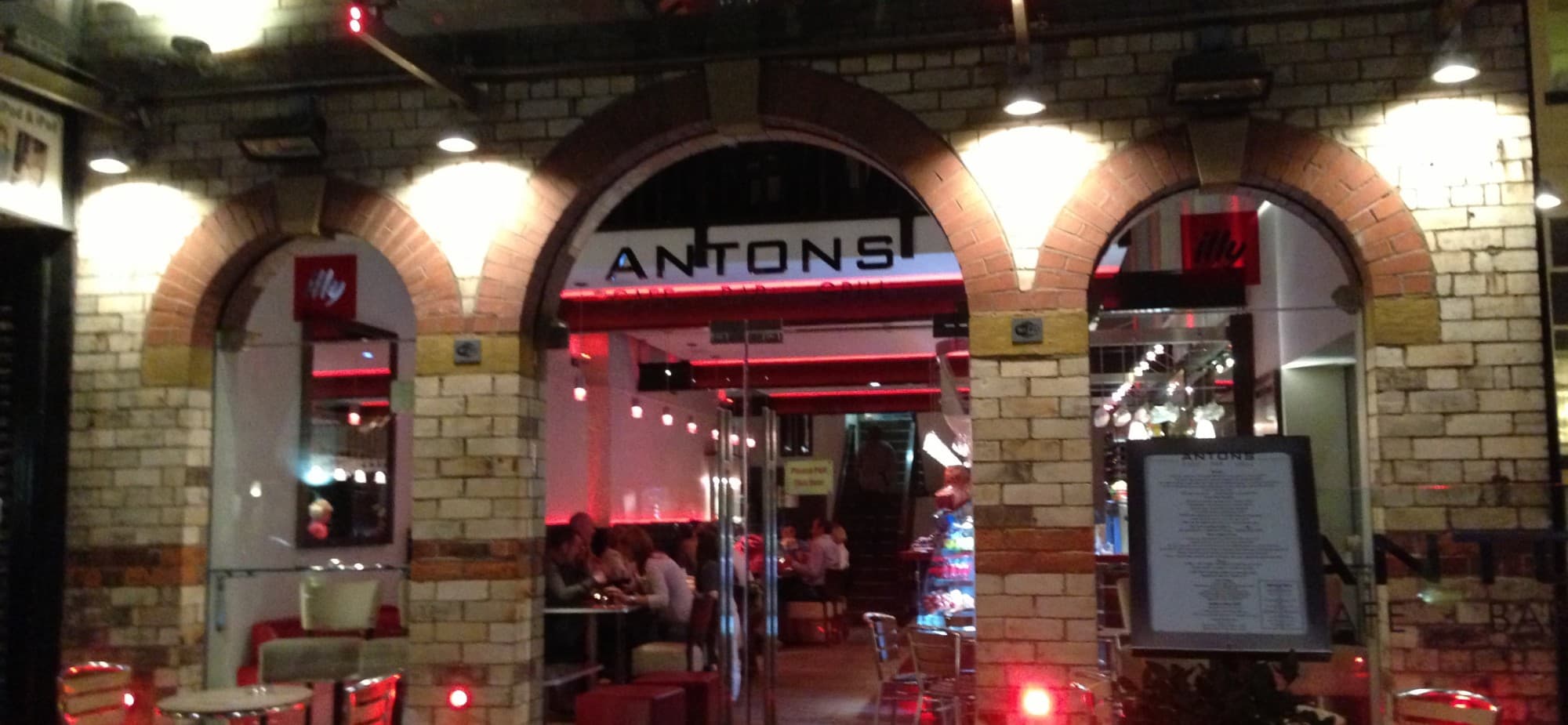 Antons Cafe Bar Grill
