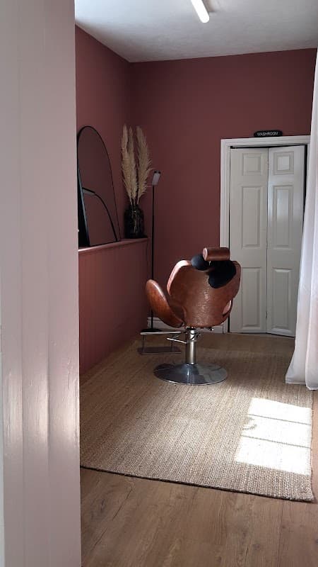 BY HOLLIE - Beauty Salons in barbon