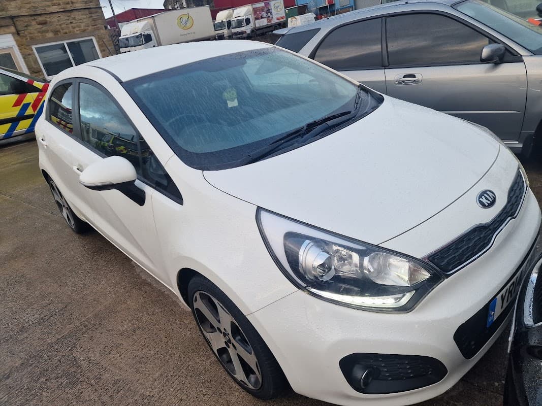 365 car world - Car Dealers in bradford