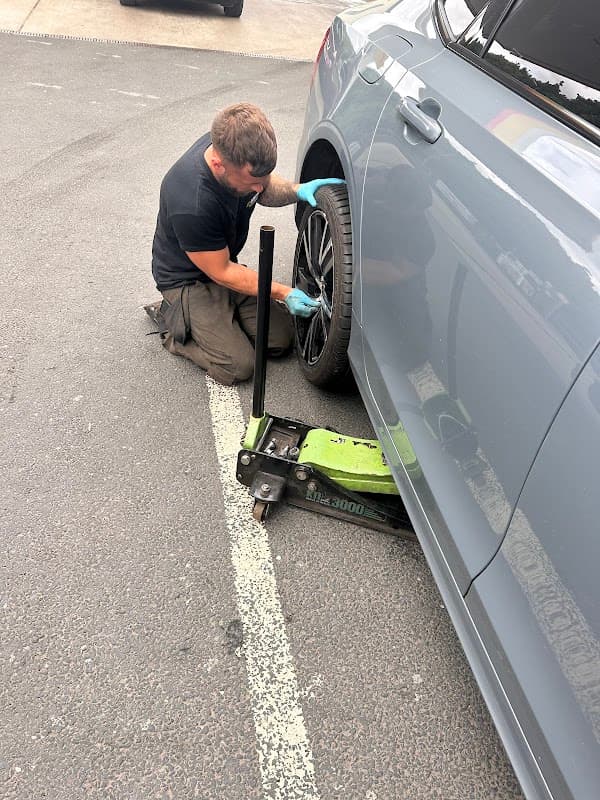 Psm Tyres and repairs Centre - Garages in brighouse