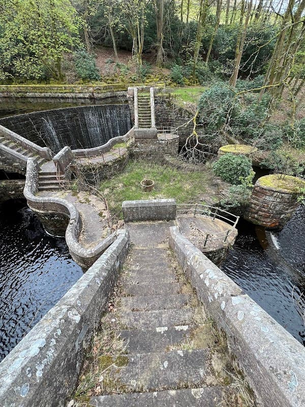 Castle Carr Fountain - Historic Site in chiserley