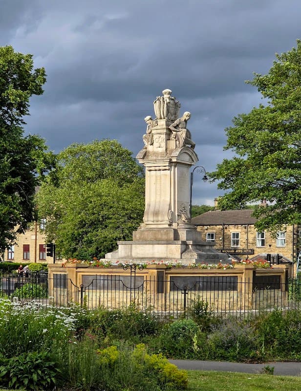 King Edward VII Cenotaph - Monuments in cleckheaton