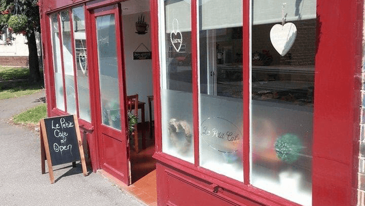 Le Petit Cafe