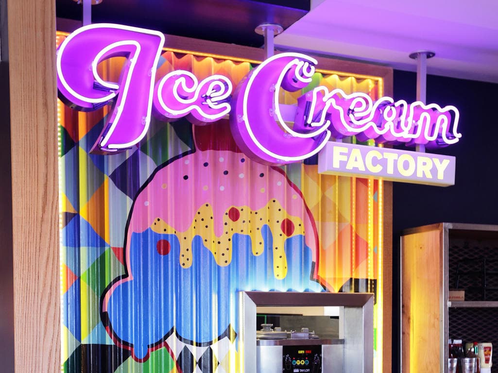 Dining at Pizza Hut Restaurants Lakeside Village, Doncaster in doncaster