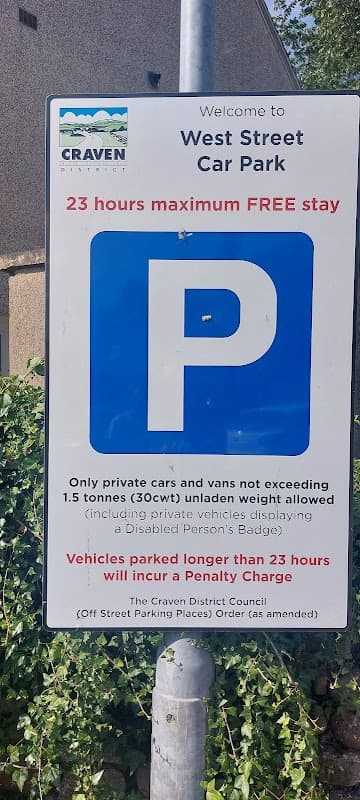Welcome sign for West Street Car Park, detailing parking rules and maximum stay of 23 hours for vehicles.