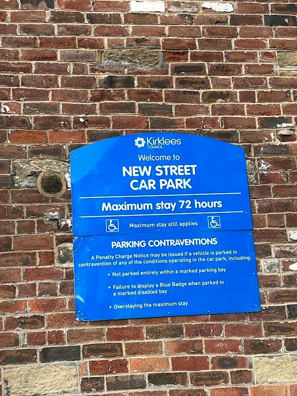 Welcome sign for New Street Car Park, detailing maximum stay, parking contraventions, and payment instructions.
