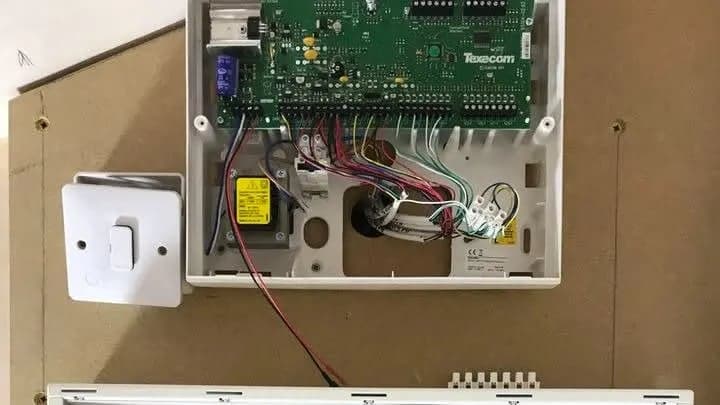 HB Electrical - Electricians in headingley