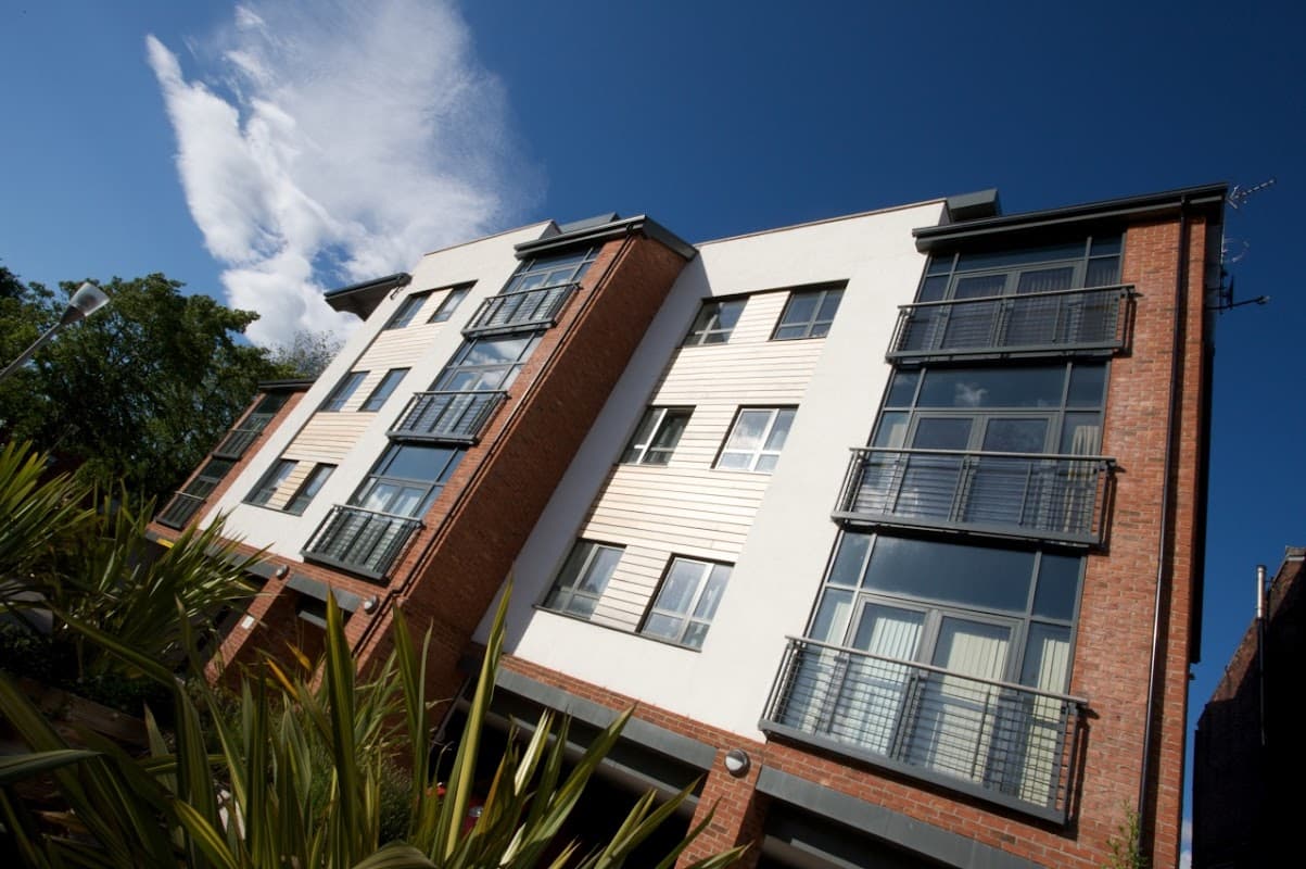 Accommodation at Roomzzz Aparthotel Leeds Headingley in headingley