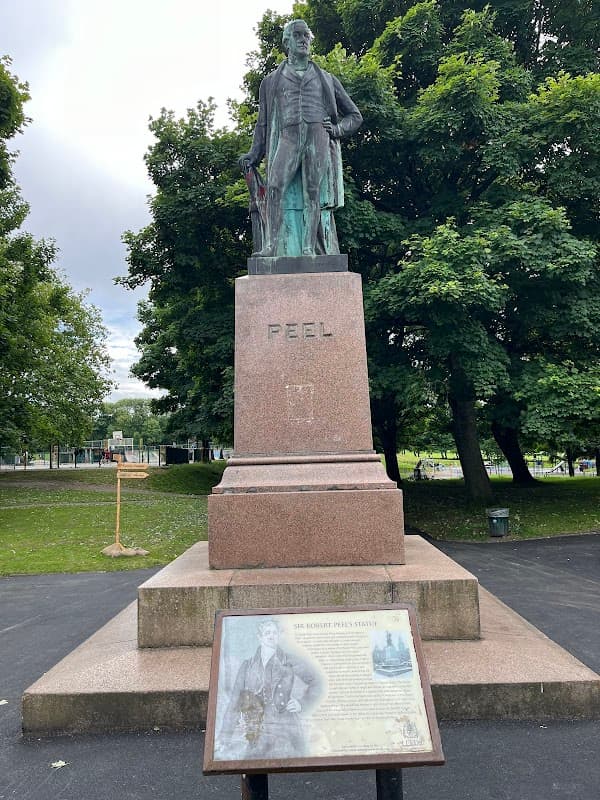 Statue of Sir Robert Peel - Monuments in headingley
