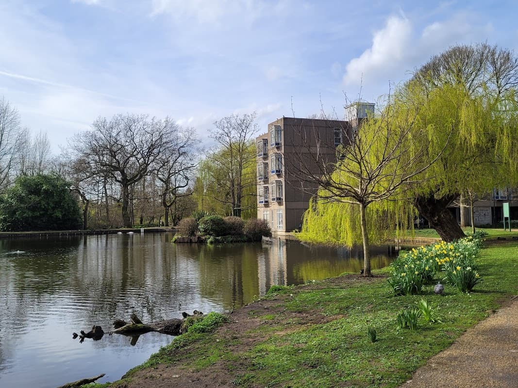 Derwent Senior Common Room Library - Libraries in heworth