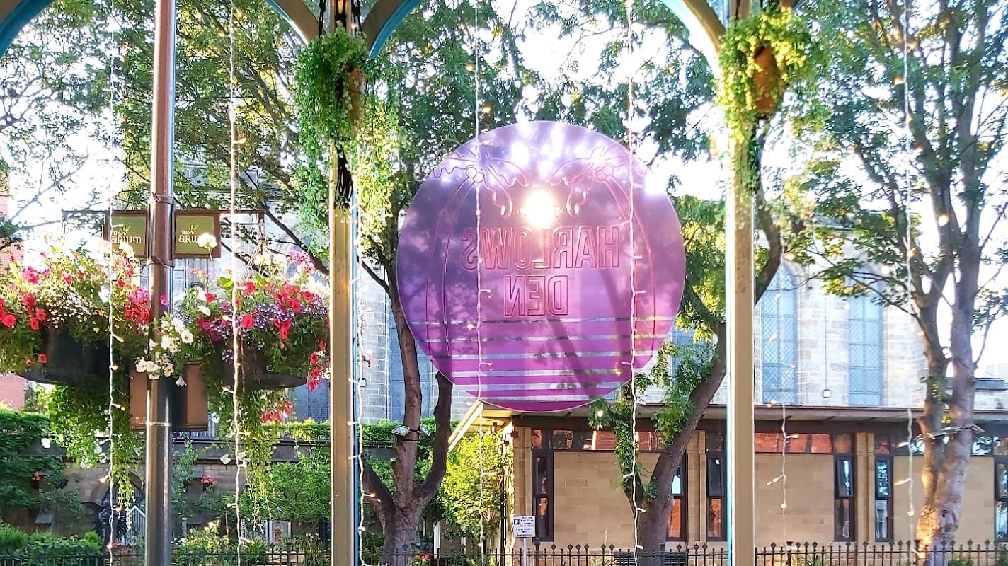 Harlow's Den - Hair Salons in leeds