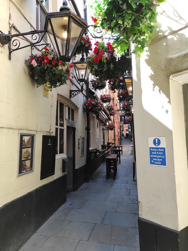 Queens Arcade - Shopping Centres in leeds