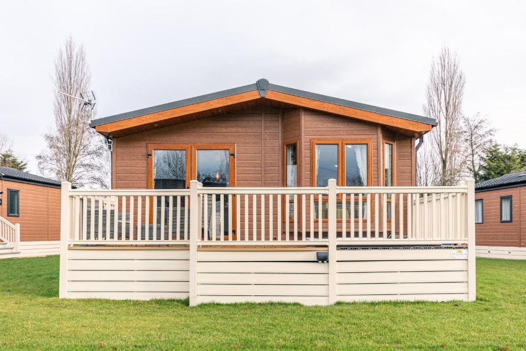 Waterfall Luxmy Lodge with Hot Tub - Lodge in york