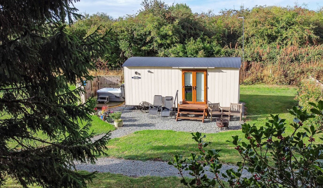Martindale Farm Caravan Park & Shepherd Huts - Campsite in pocklington