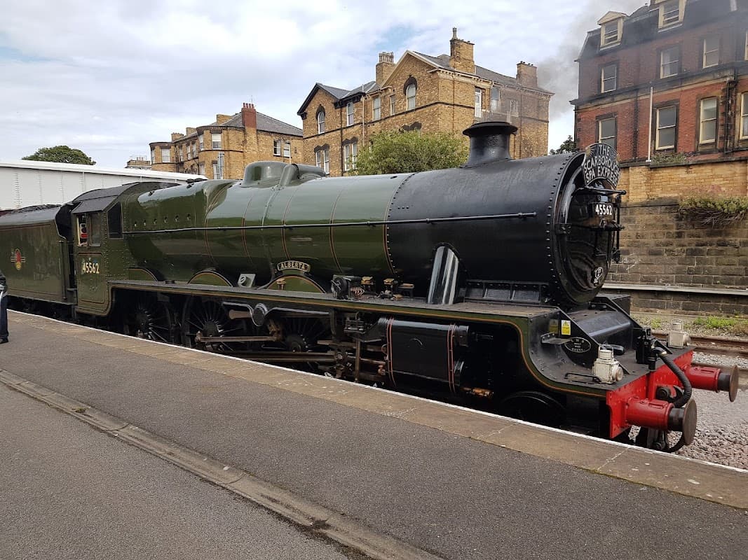 Scarborough railway station - Railway Station in spa bridge