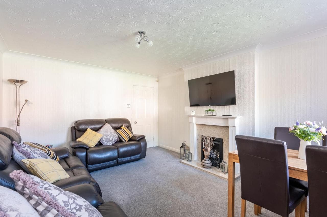 14 Acomb Wood Drive Peaceful 2-Bed Home in York with Free Parking - Pass the Keys, York, Yorkshire