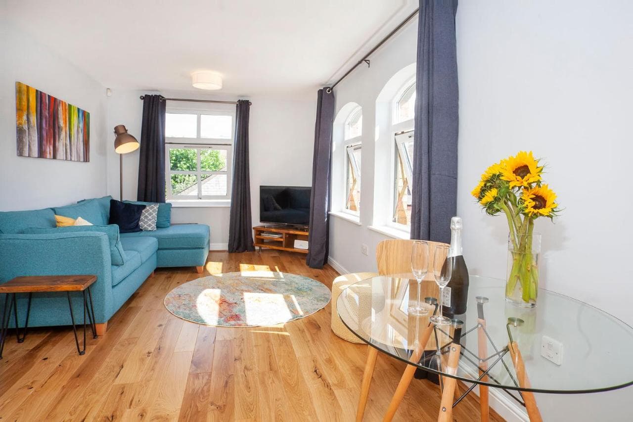 7 Gibson House - Chic City Centre Apartment with Parking, York, Yorkshire