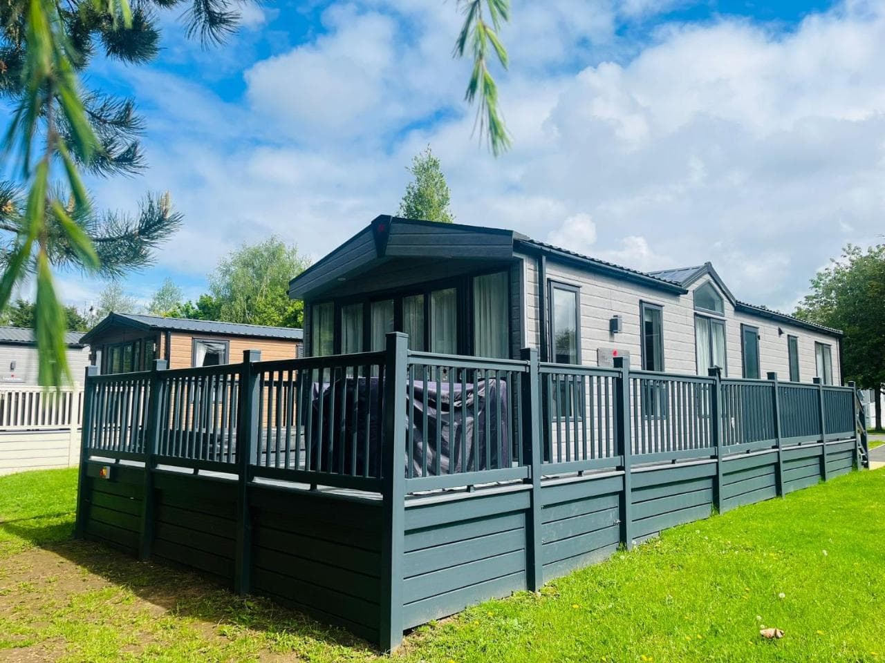 Coopers Corner, Lodge with Hot Tub, York, Yorkshire