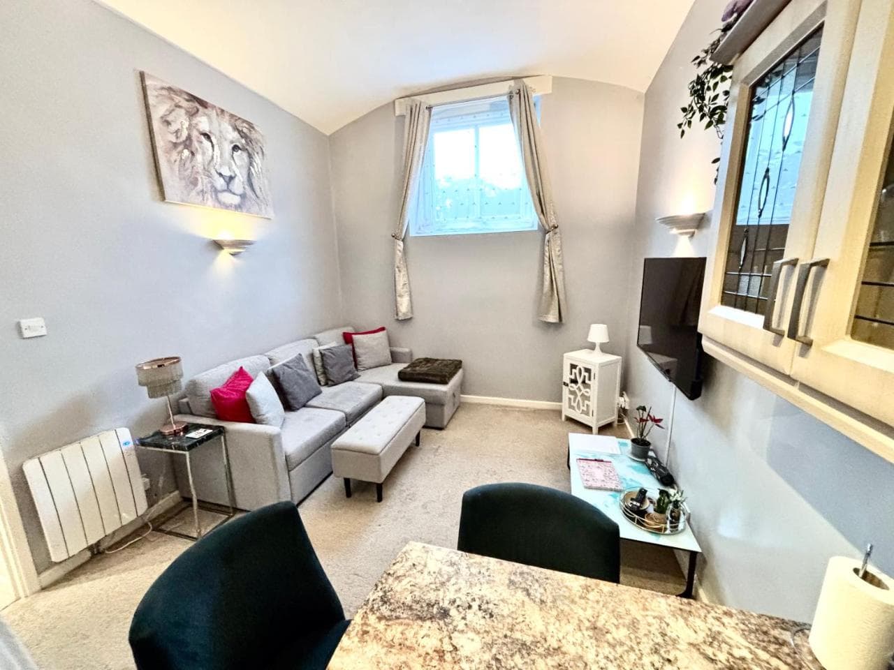 Cosy County House apartment with free private parking Sleeps up to four guests, York, Yorkshire