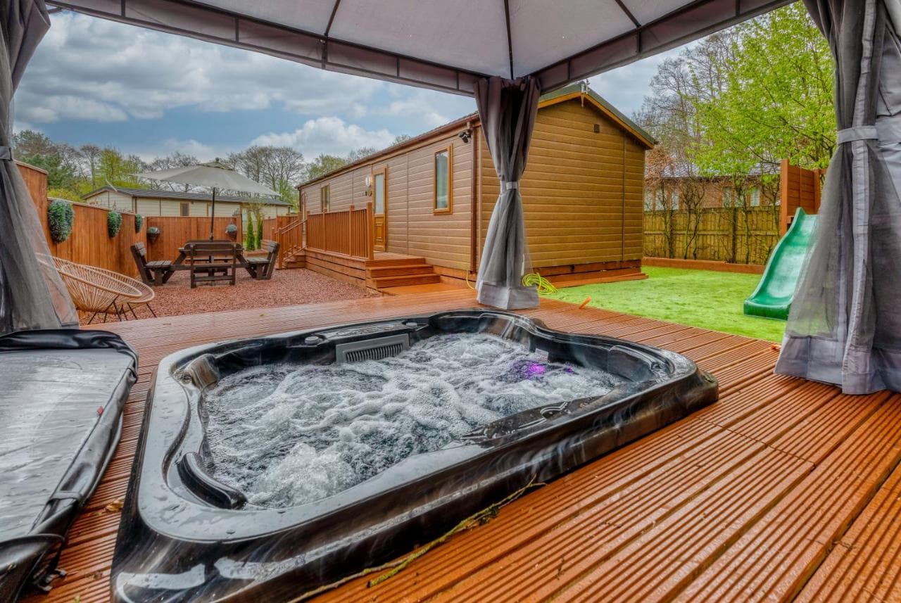 Family Luxury York Cabin Retreat with hot tub, York, Yorkshire