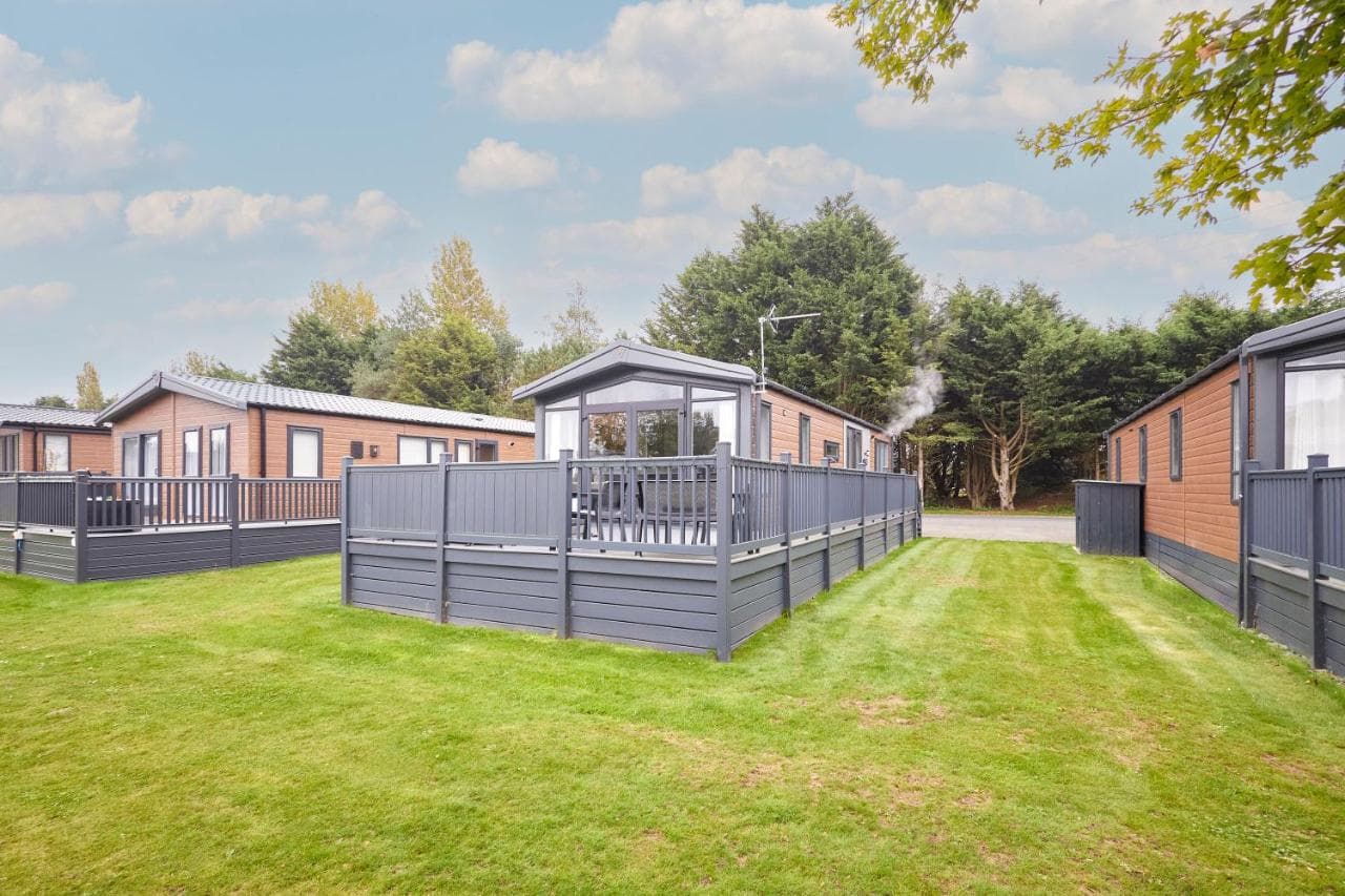 Field View Lodge with Hot Tub, York, Yorkshire