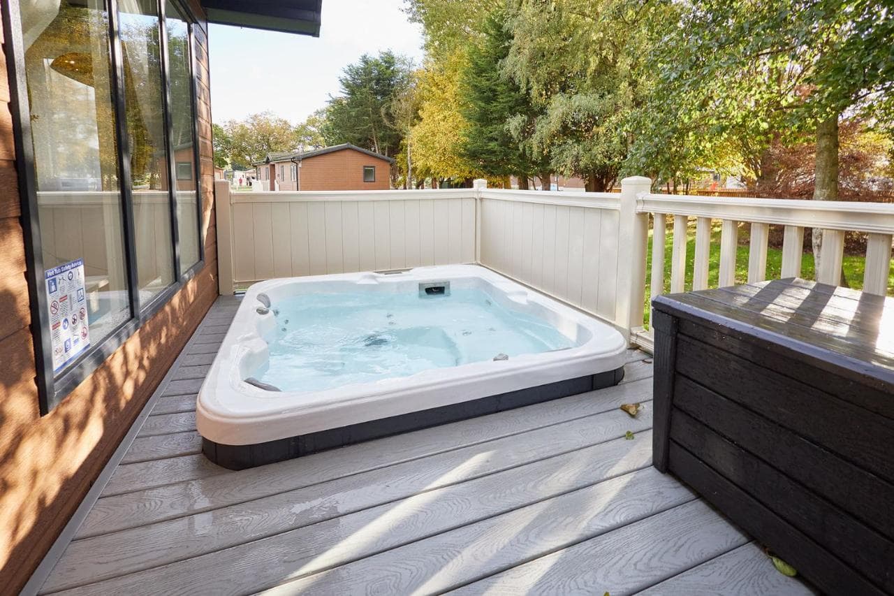 Happy Days Lodge with Hot Tub, York, Yorkshire