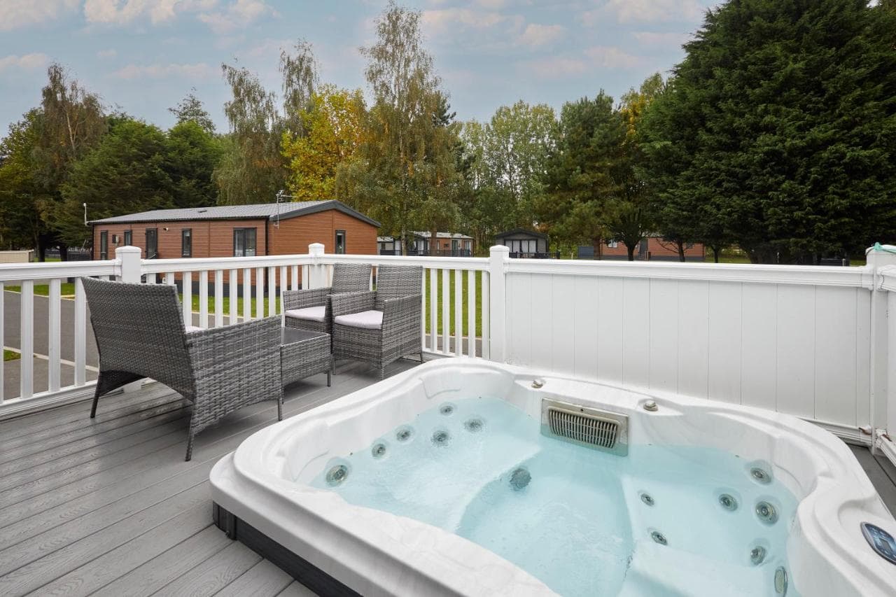 Teejay's Lodge with Hot Tub, York, Yorkshire