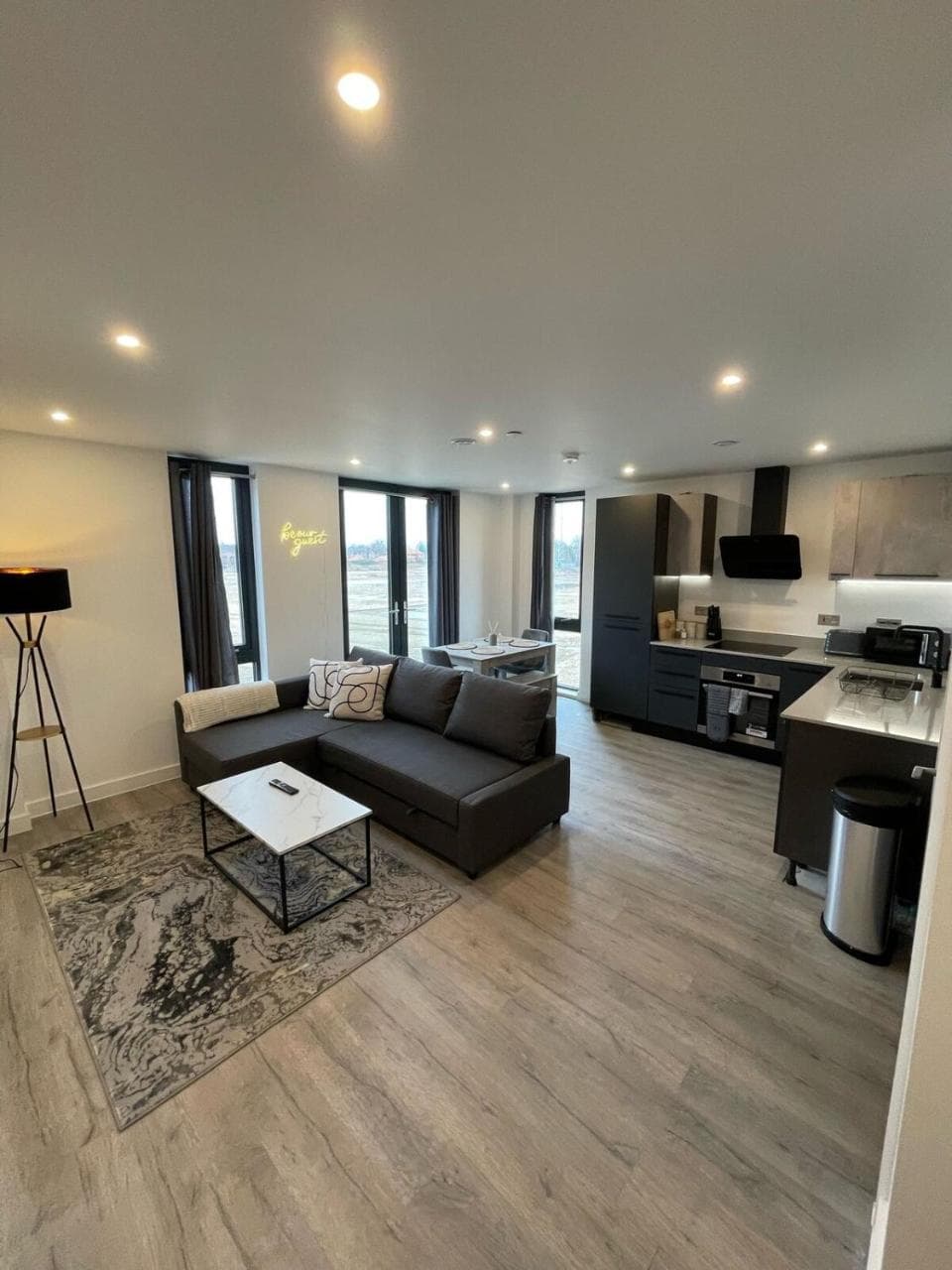 York Central Stylish Flat - Sleeps 8 - Parking - Gym, York, Yorkshire